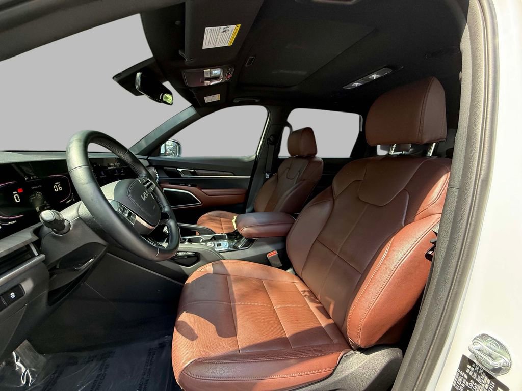 Used 2024 Kia Telluride EX w/ EX Captain's Chair Package image 2