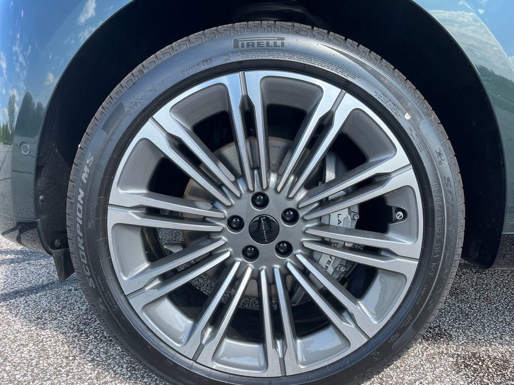 New 2026 Land Rover Range Rover Long Wheelbase SE AWD/4WD image 9