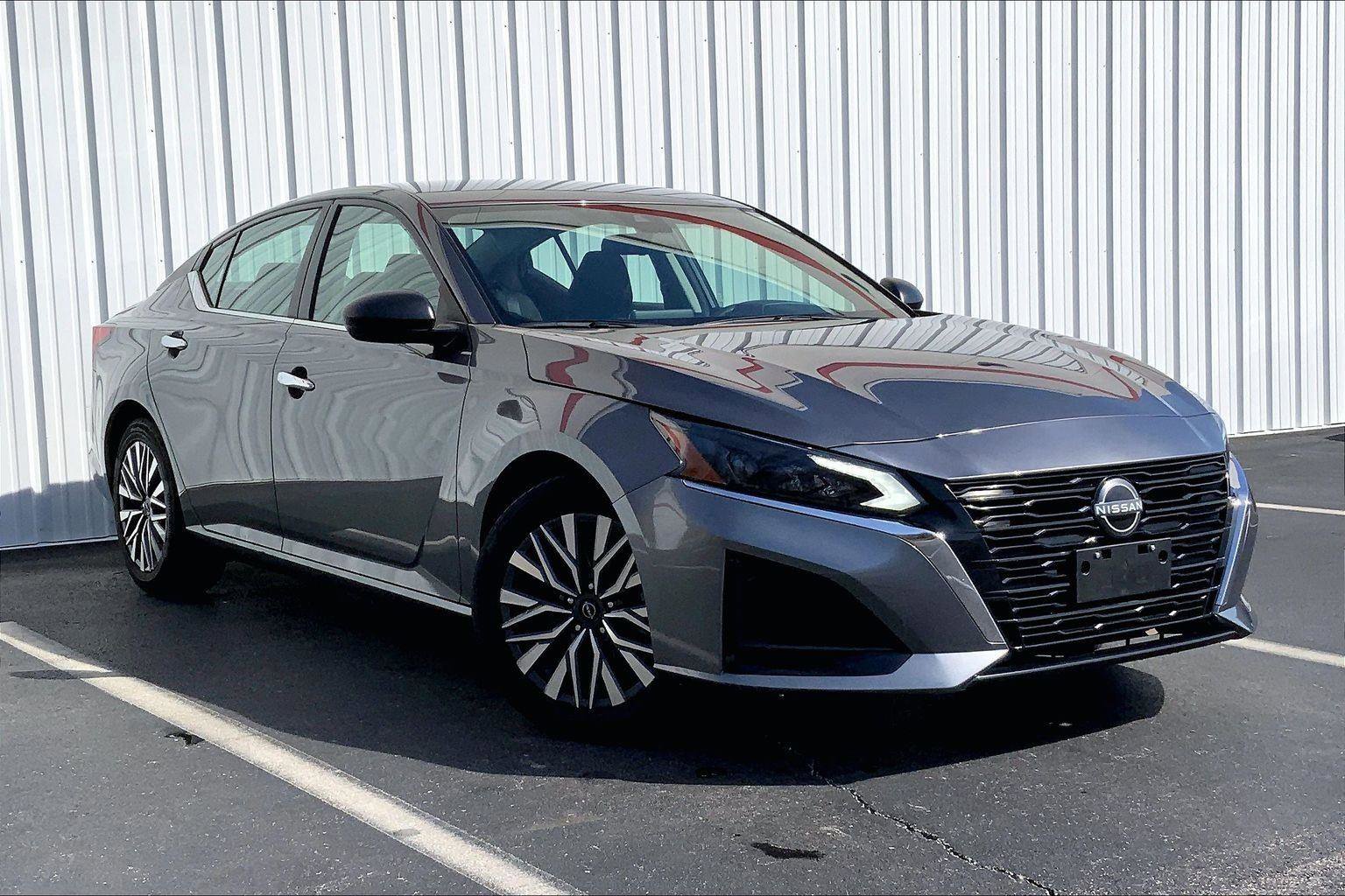 Used 2024 Nissan Altima 2.5 SV image 2