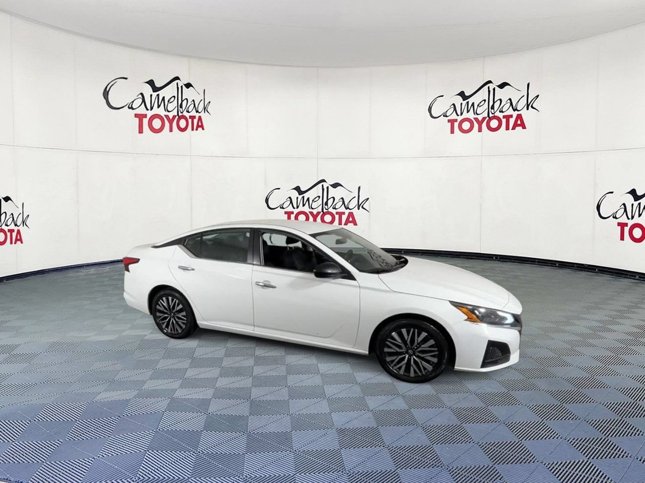 Used 2025 Nissan Altima 2.5 SV FWD image 2