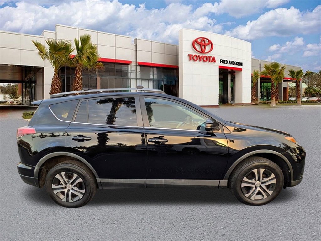 Used 2018 Toyota RAV4 LE image 4