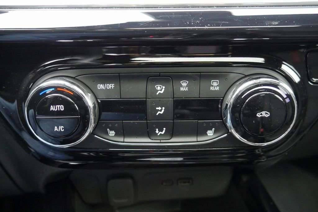 Used 2025 Chevrolet Trax RS w/ Sunroof Package image 17