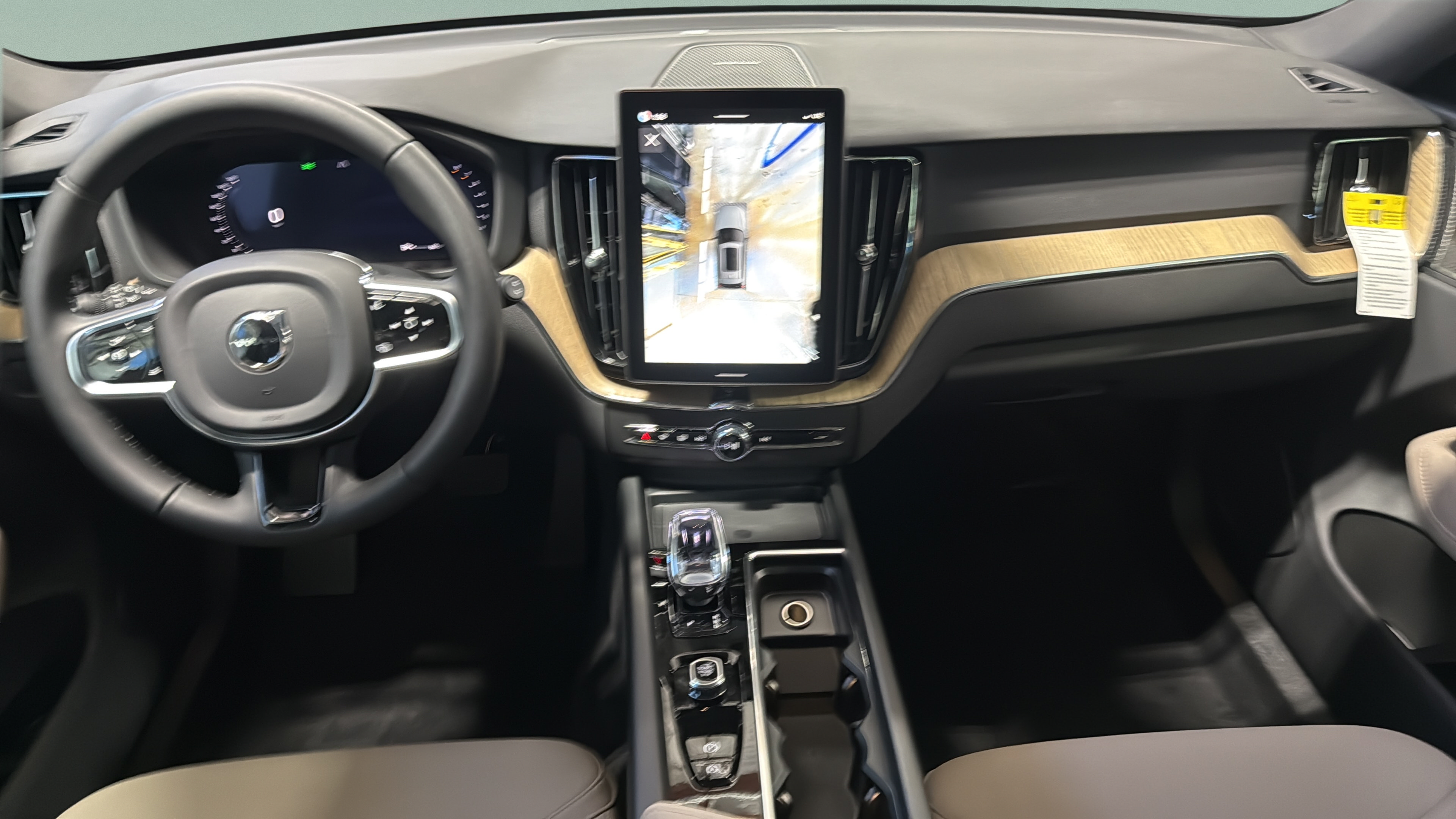New 2027 Volvo XC60 B5 Plus AWD/4WD image 17