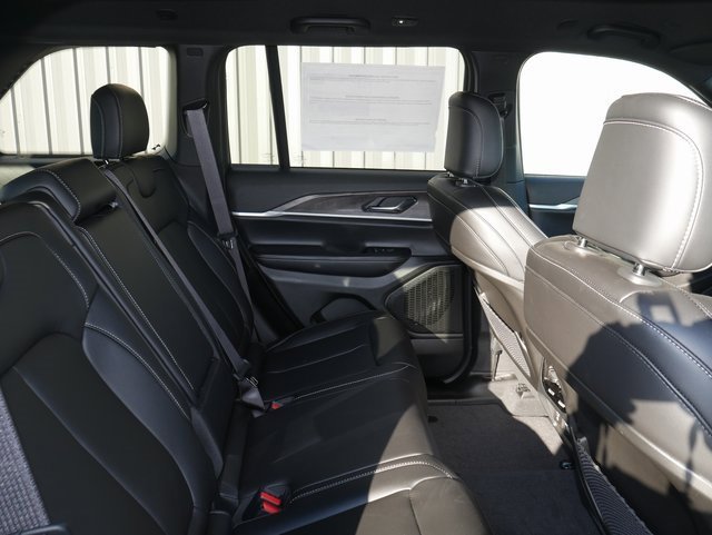 New 2025 Jeep Grand Cherokee Limited w/ Black Appearance Package image 24