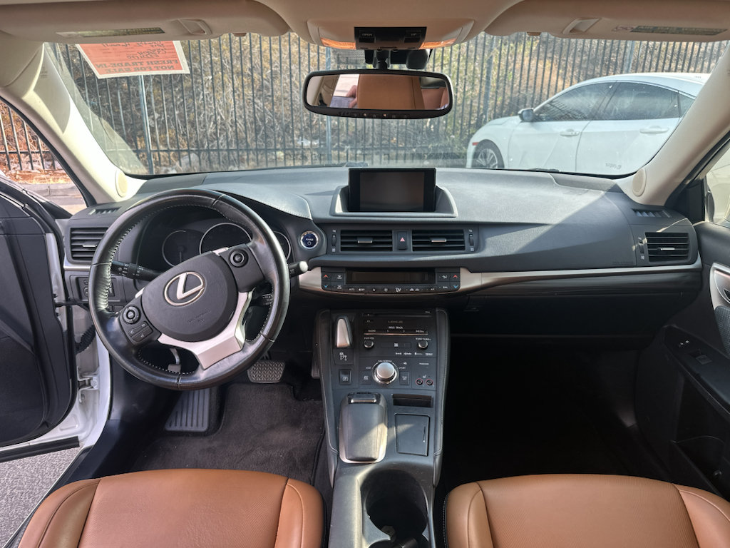 Used 2015 Lexus CT 200h w/ Navigation Package FWD image 7
