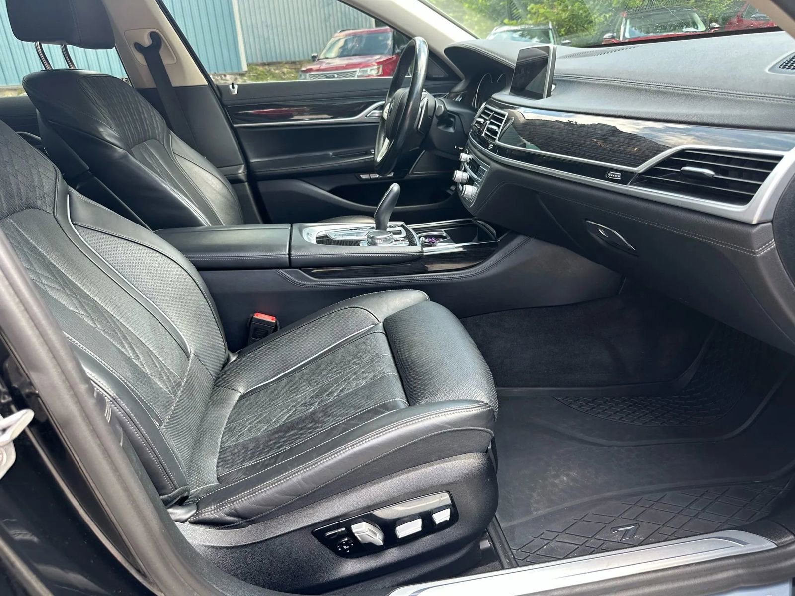 Used 2018 BMW 750i xDrive image 29