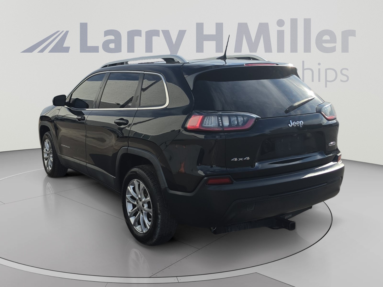 Used 2019 Jeep Cherokee Latitude w/ Cold Weather Group AWD/4WD image 3