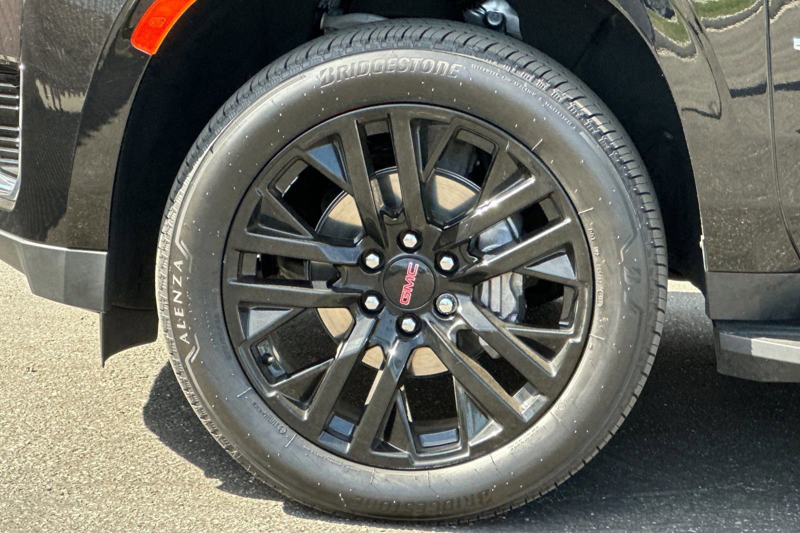 Used 2024 GMC Yukon SLE RWD image 28