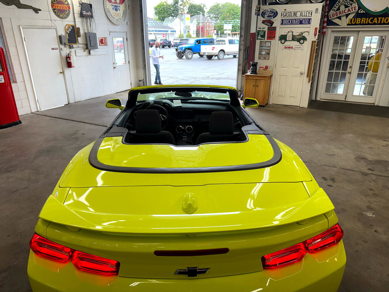 Used 2021 Chevrolet Camaro LT w/ Technology Package image 5
