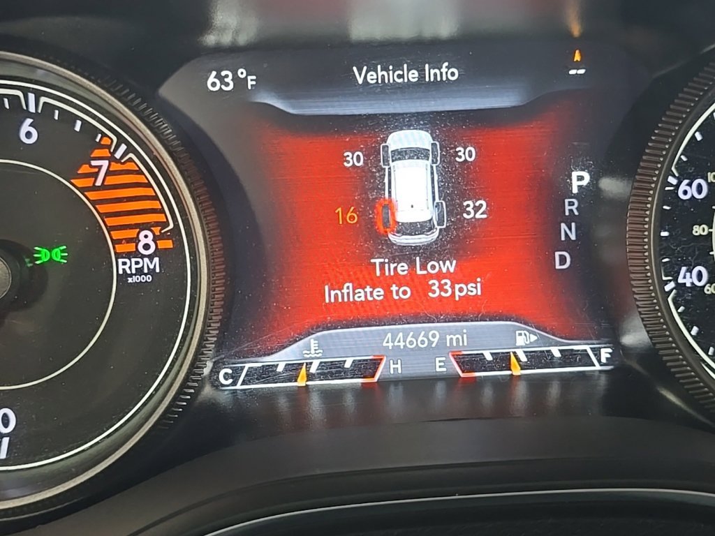 Used 2019 Jeep Cherokee Limited AWD/4WD image 2