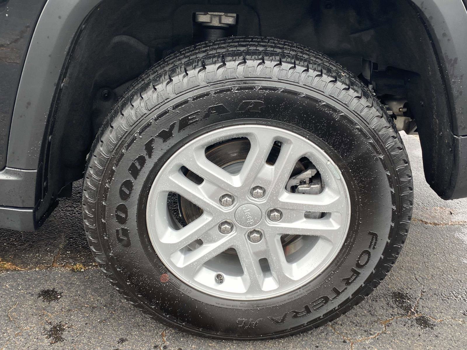 Certified 2024 Jeep Grand Cherokee Laredo image 23