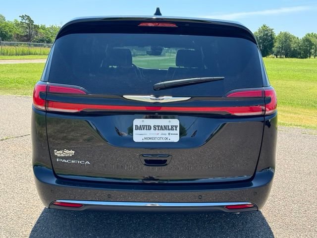 Used 2025 Chrysler Pacifica Select FWD image 5