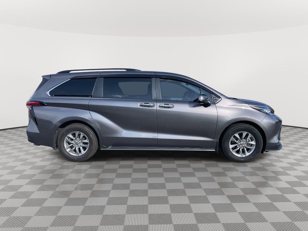 Used 2022 Toyota Sienna XLE image 8