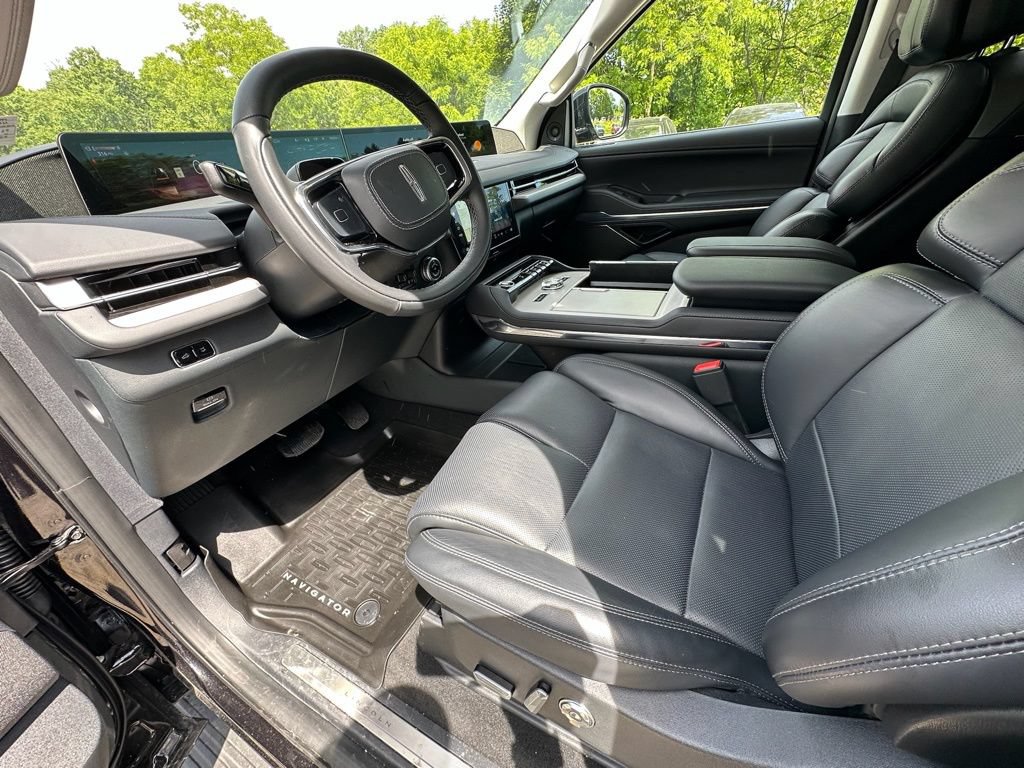 New 2025 Lincoln Navigator Reserve AWD/4WD image 16