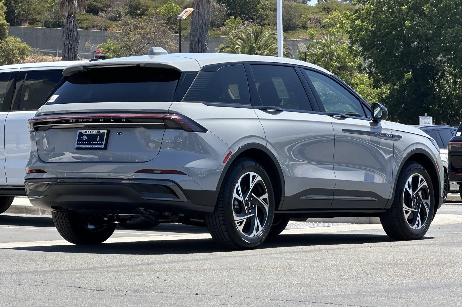New 2026 Lincoln Nautilus Premier w/ Jet Appearance Package AWD/4WD image 2