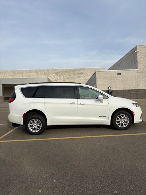 Used 2022 Chrysler Pacifica Touring-L image 6