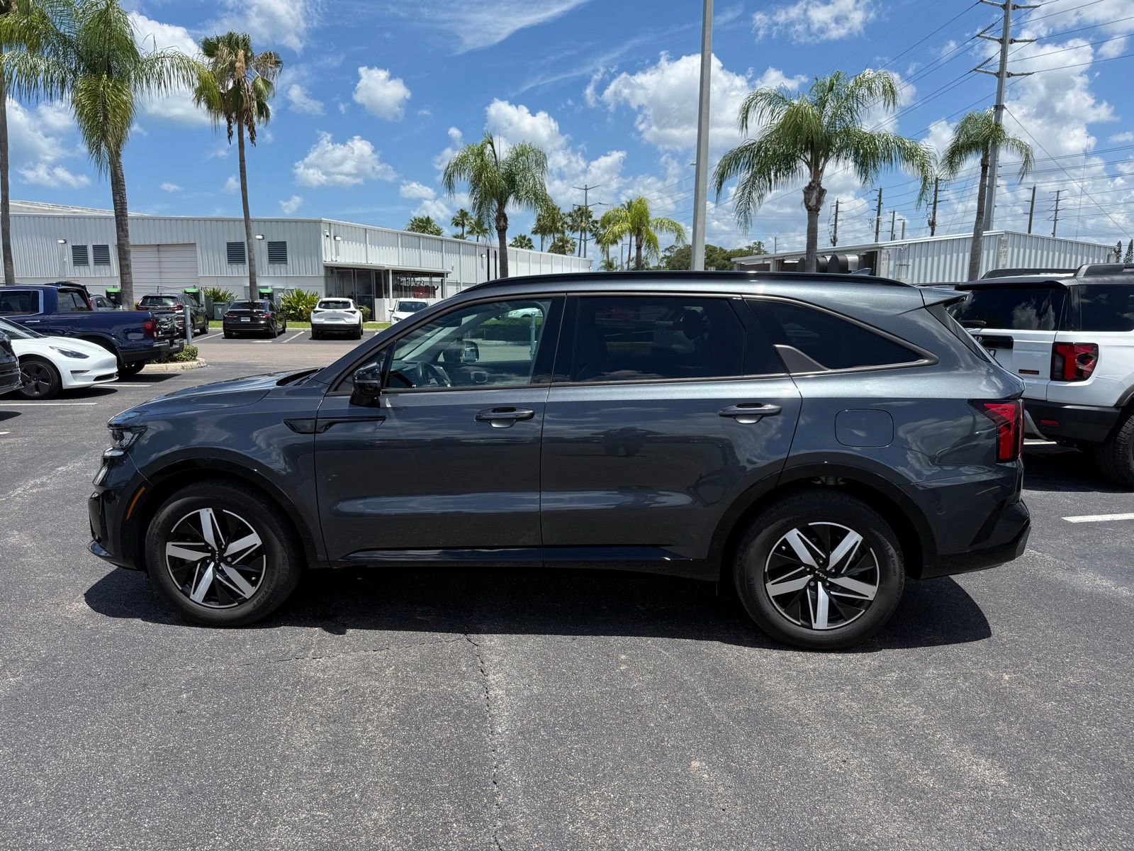 Used 2023 Kia Sorento EX w/ Panoramic Sunroof Package FWD image 4