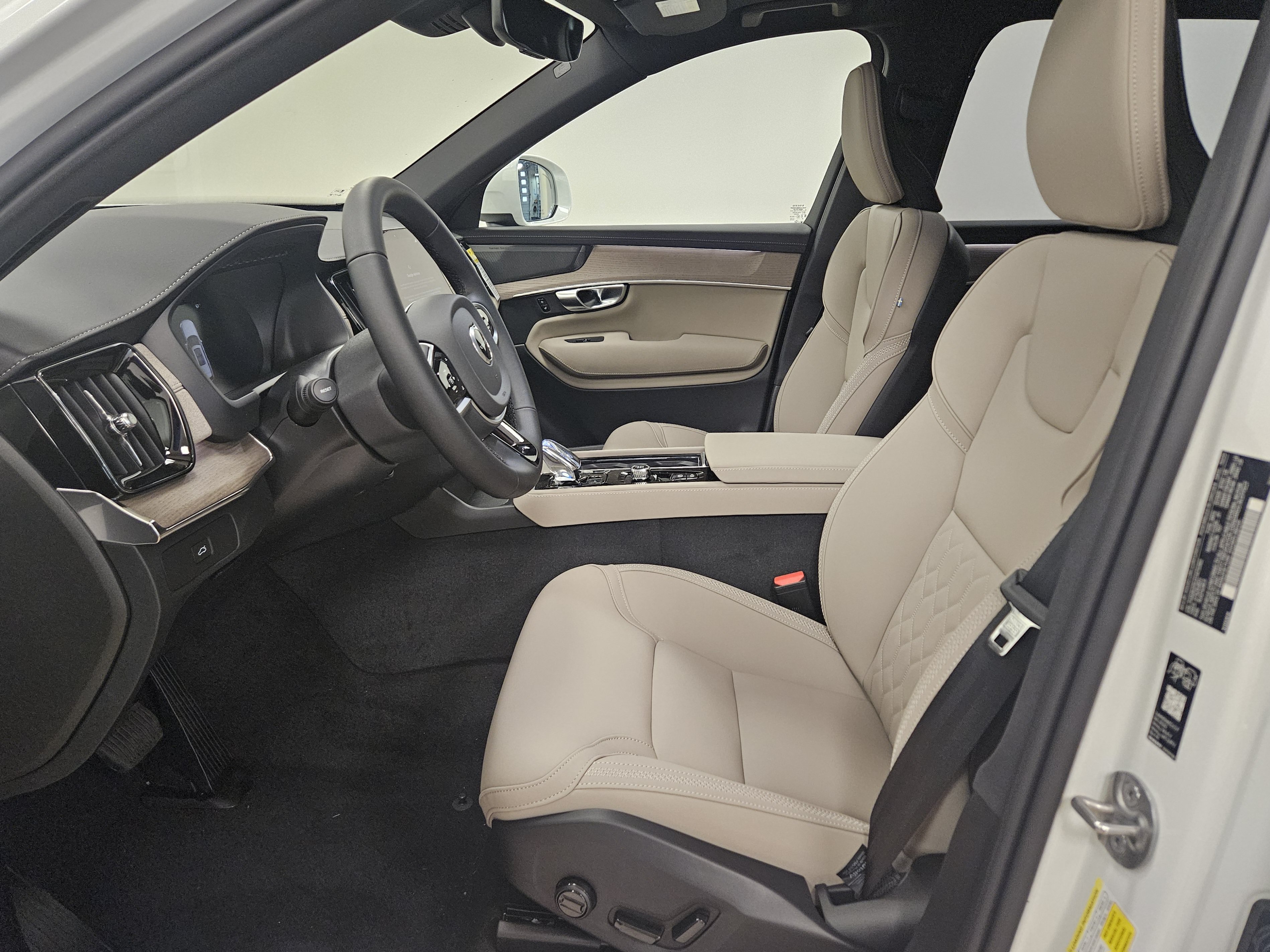 New 2026 Volvo XC90 B6 Plus w/ Protection Package Premier AWD/4WD image 10