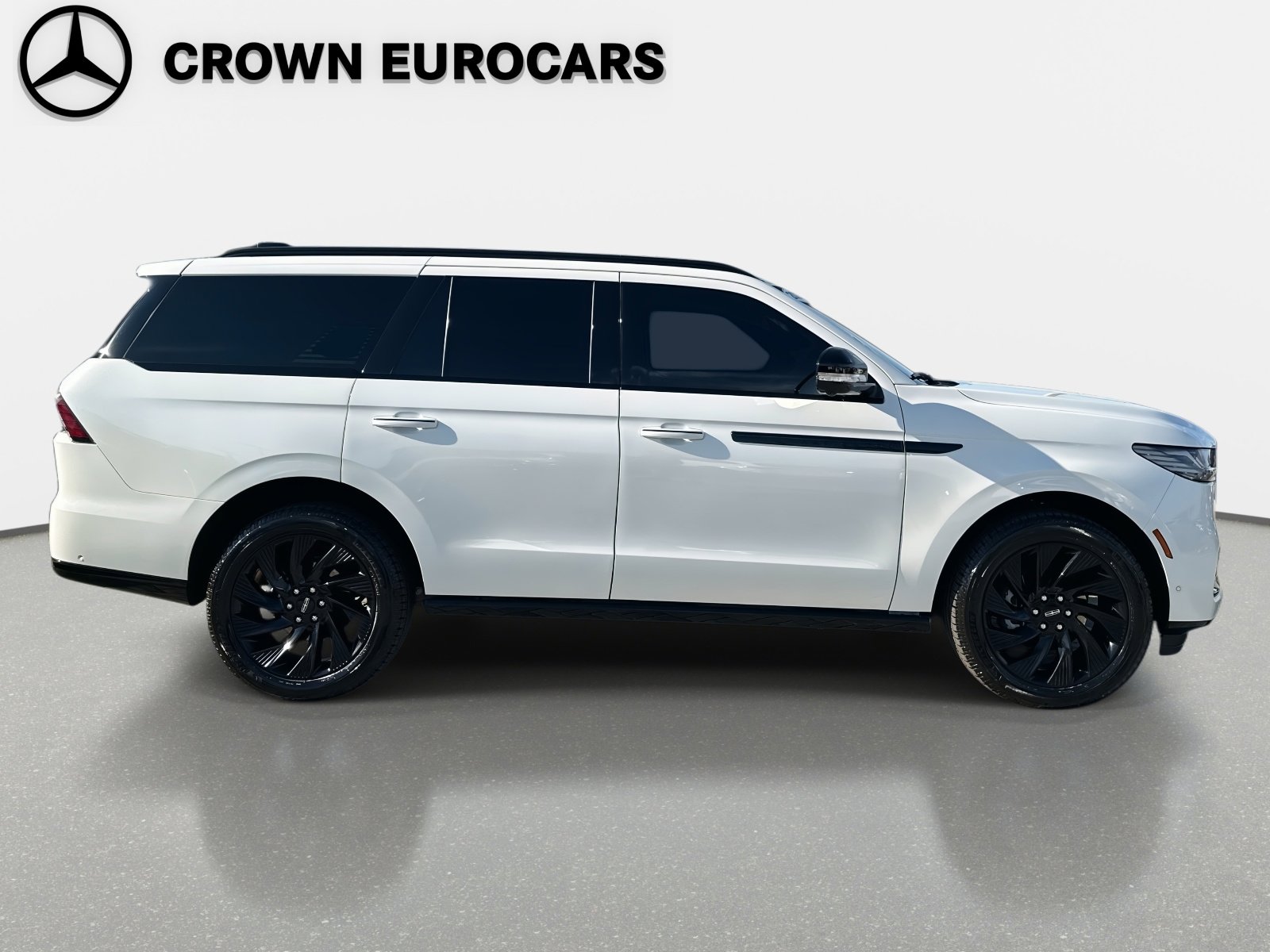 Used 2025 Lincoln Navigator Reserve w/ Jet Appearance Package image 3