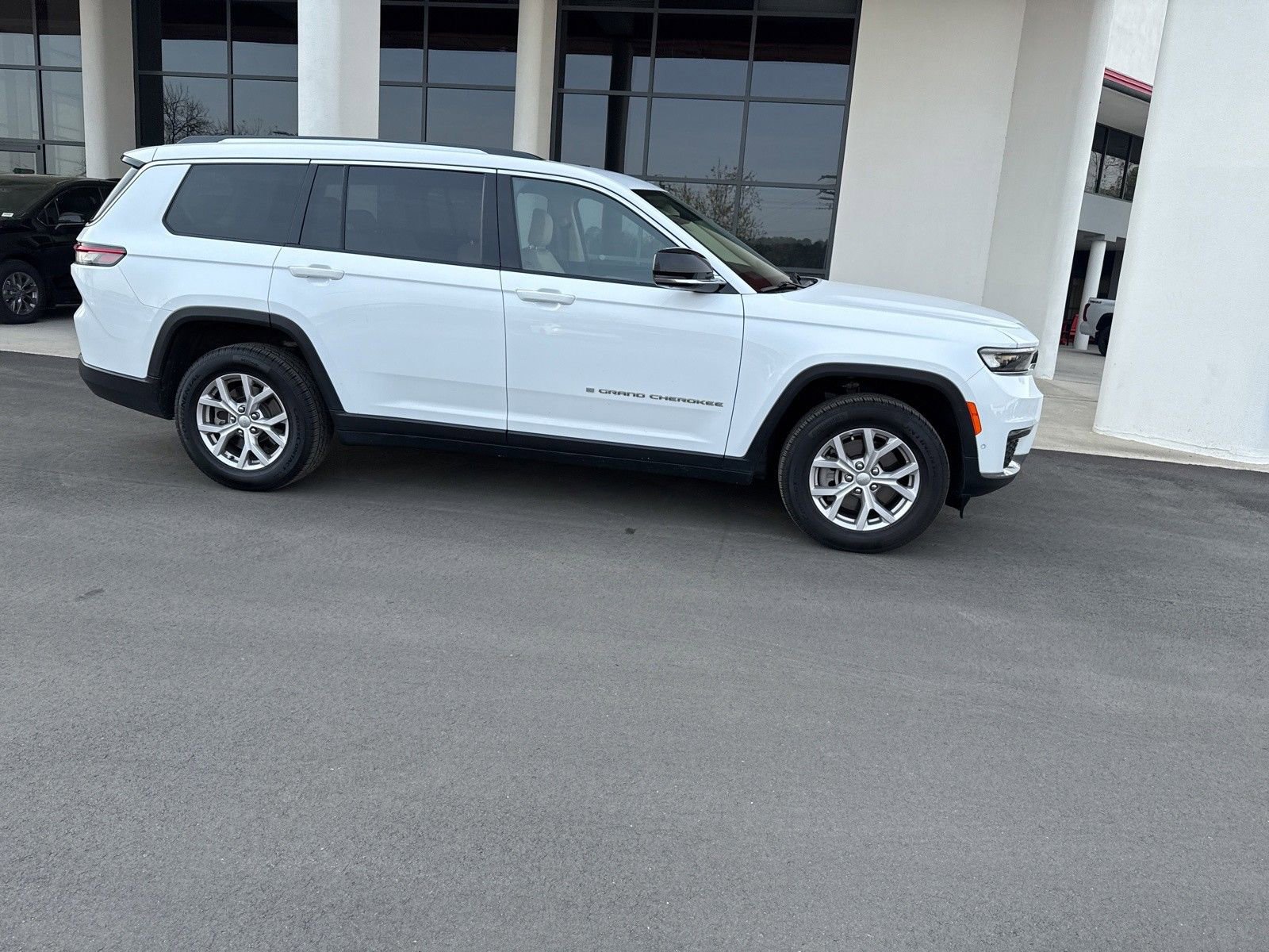 Used 2022 Jeep Grand Cherokee L Limited w/ Luxury Tech Group II AWD/4WD image 4