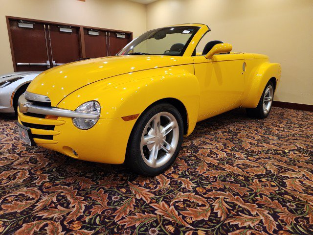 Used 2003 Chevrolet SSR w/ Preferred Equipment Group RWD image 8