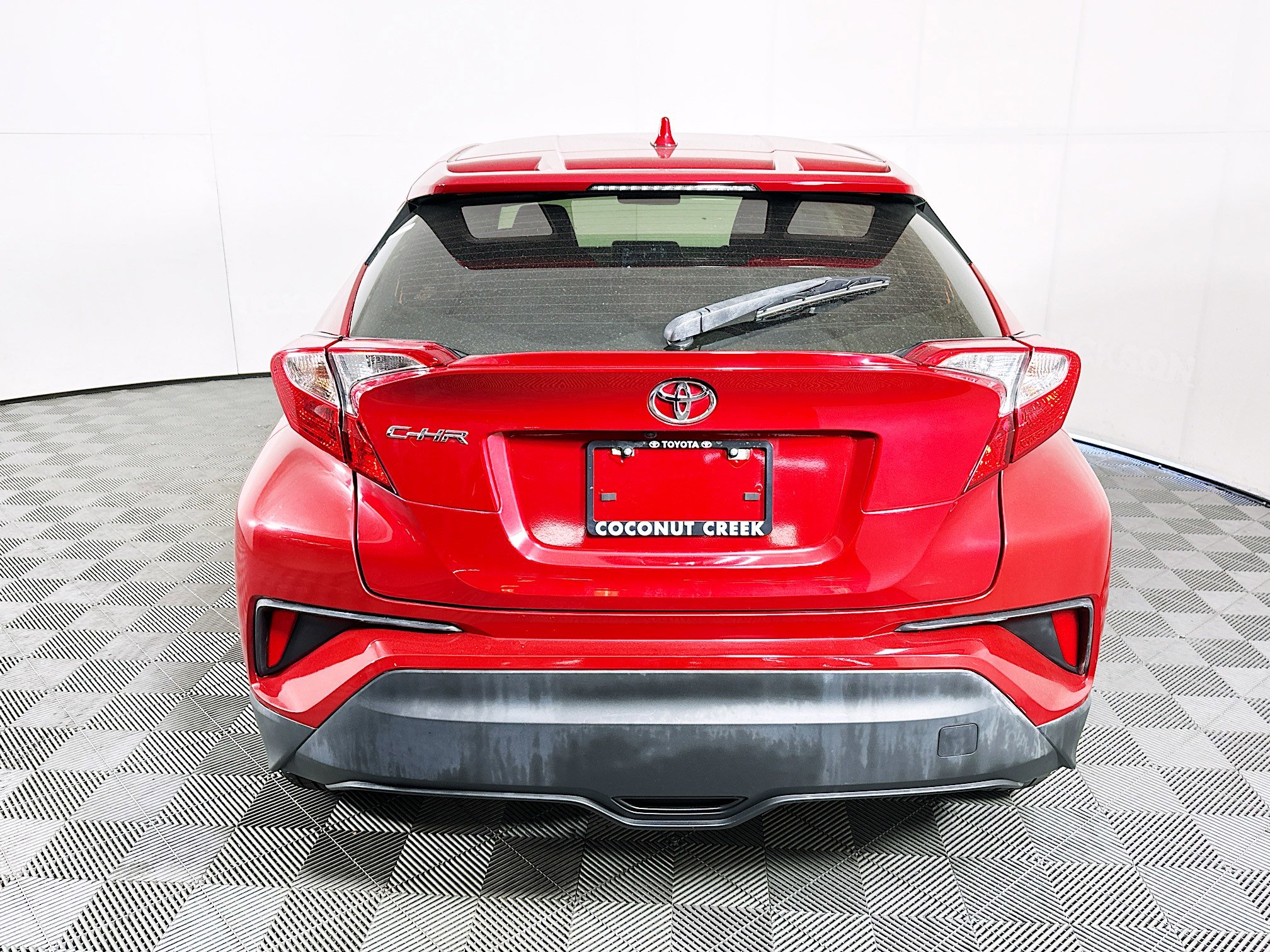 Used 2020 Toyota C-HR LE FWD image 4