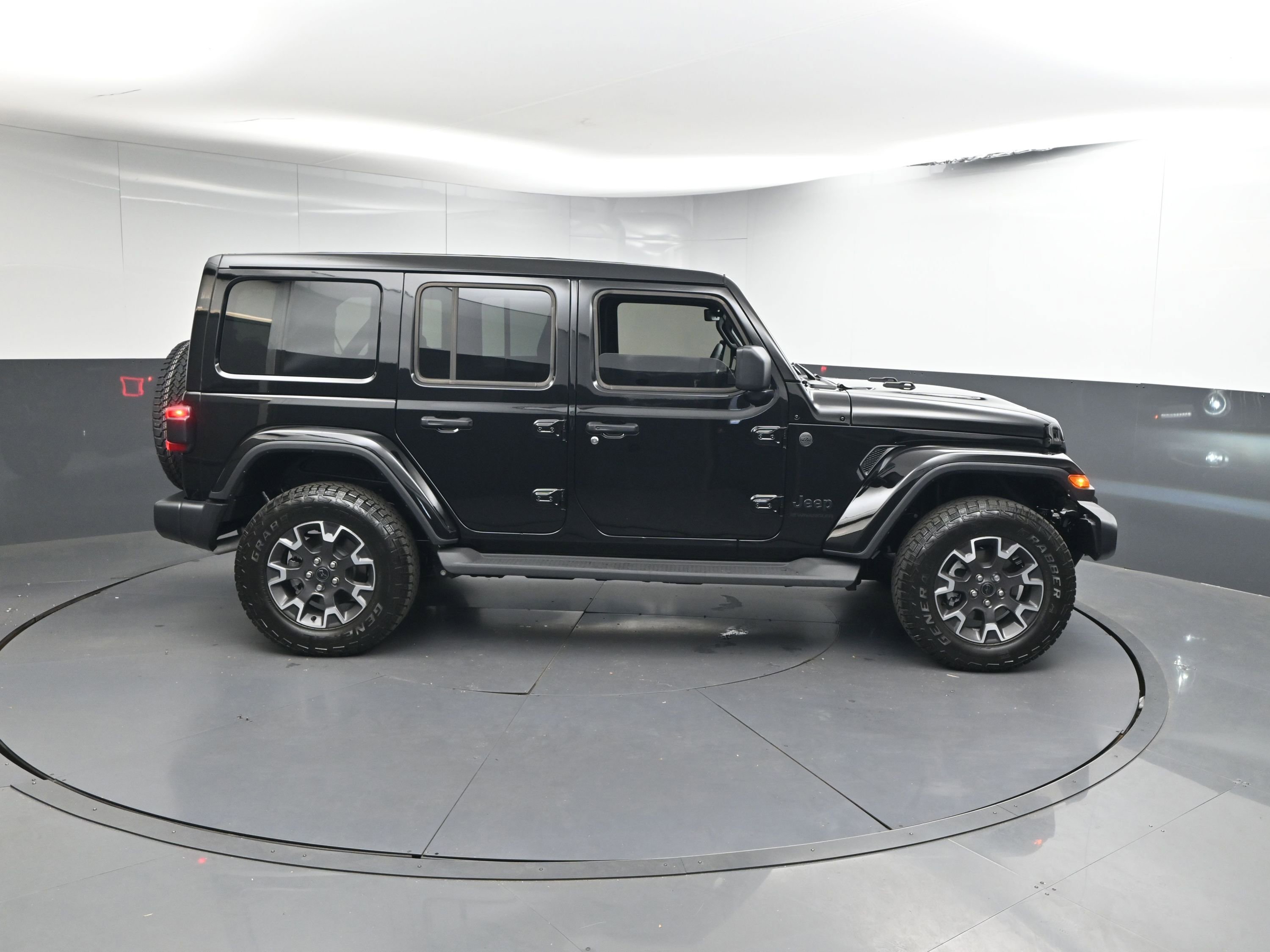 Used 2025 Jeep Wrangler Sahara image 25