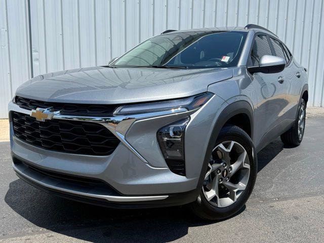 Used 2025 Chevrolet Trax LT w/ Sunroof Package FWD image 1