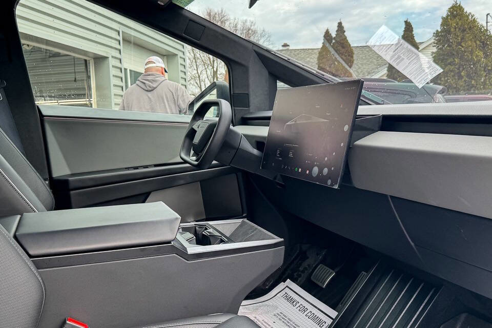 Used 2024 Tesla Cybertruck AWD Crew Cab image 10