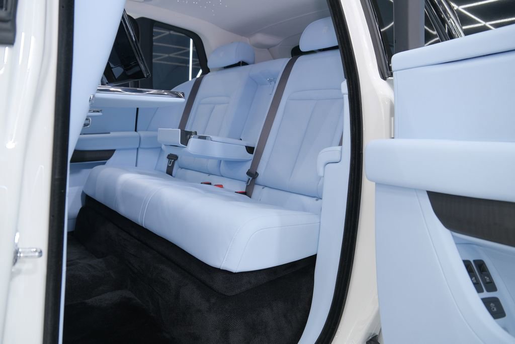 Used 2026 Rolls-Royce Cullinan AWD/4WD image 38