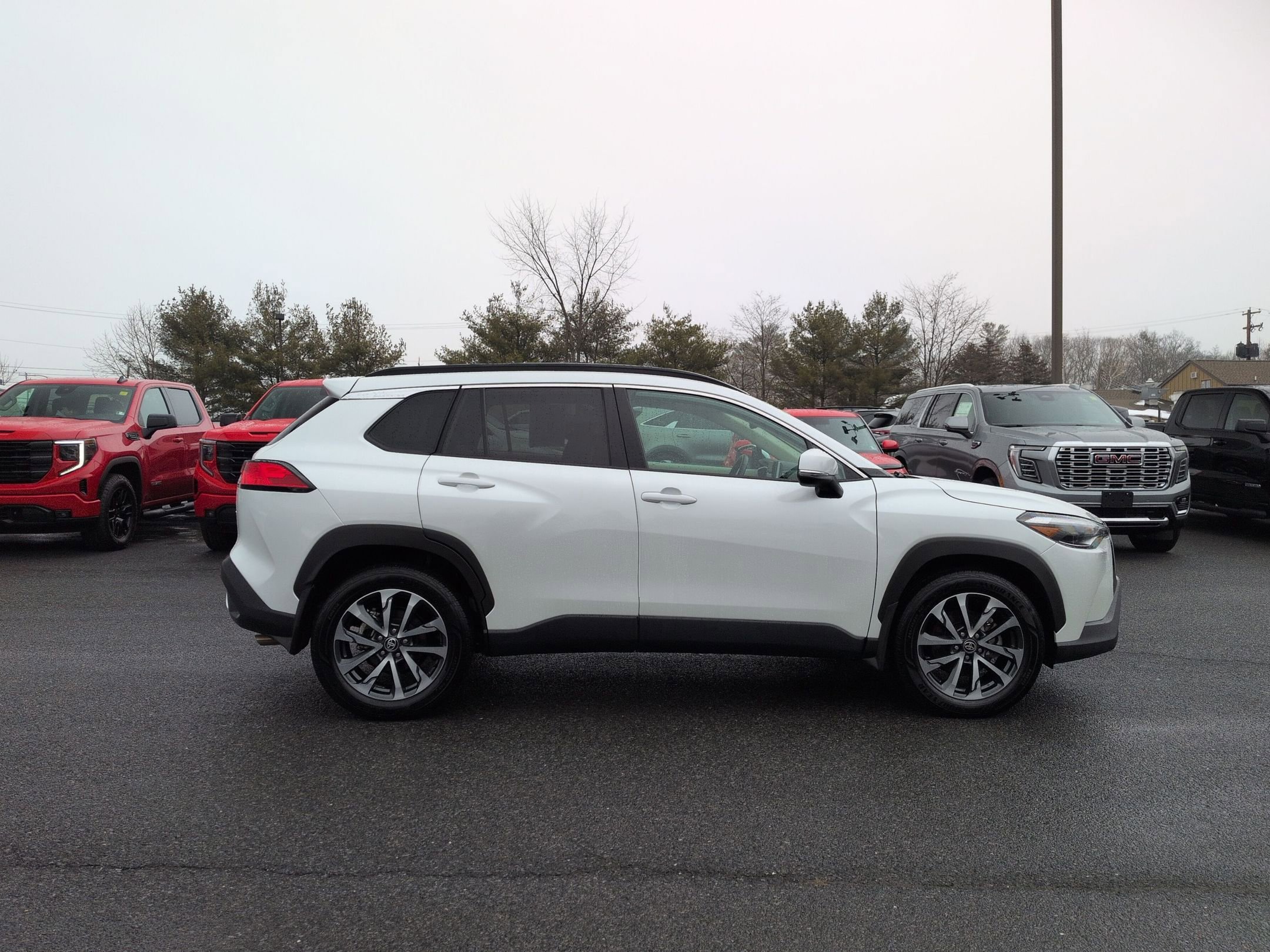 Used 2024 Toyota Corolla Cross XLE w/ Convenience Package image 4