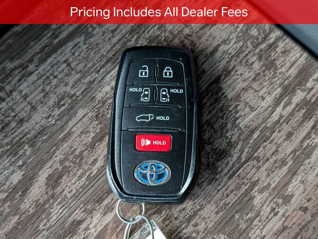 Used 2025 Toyota Sienna Limited FWD image 31