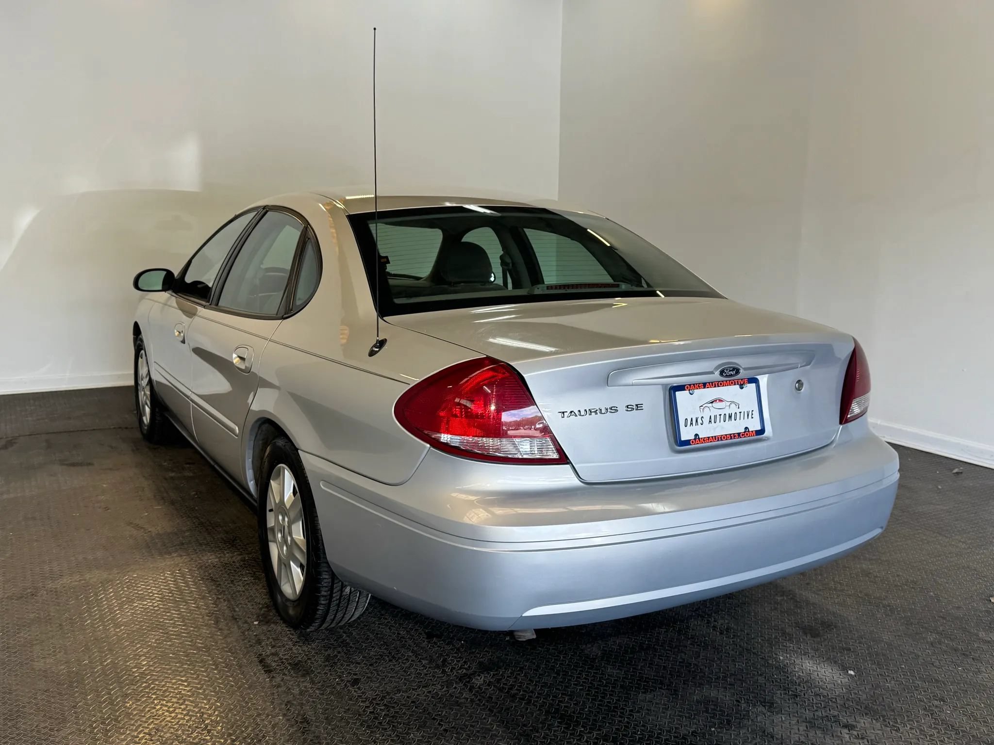 Used 2007 Ford Taurus SE FWD image 4