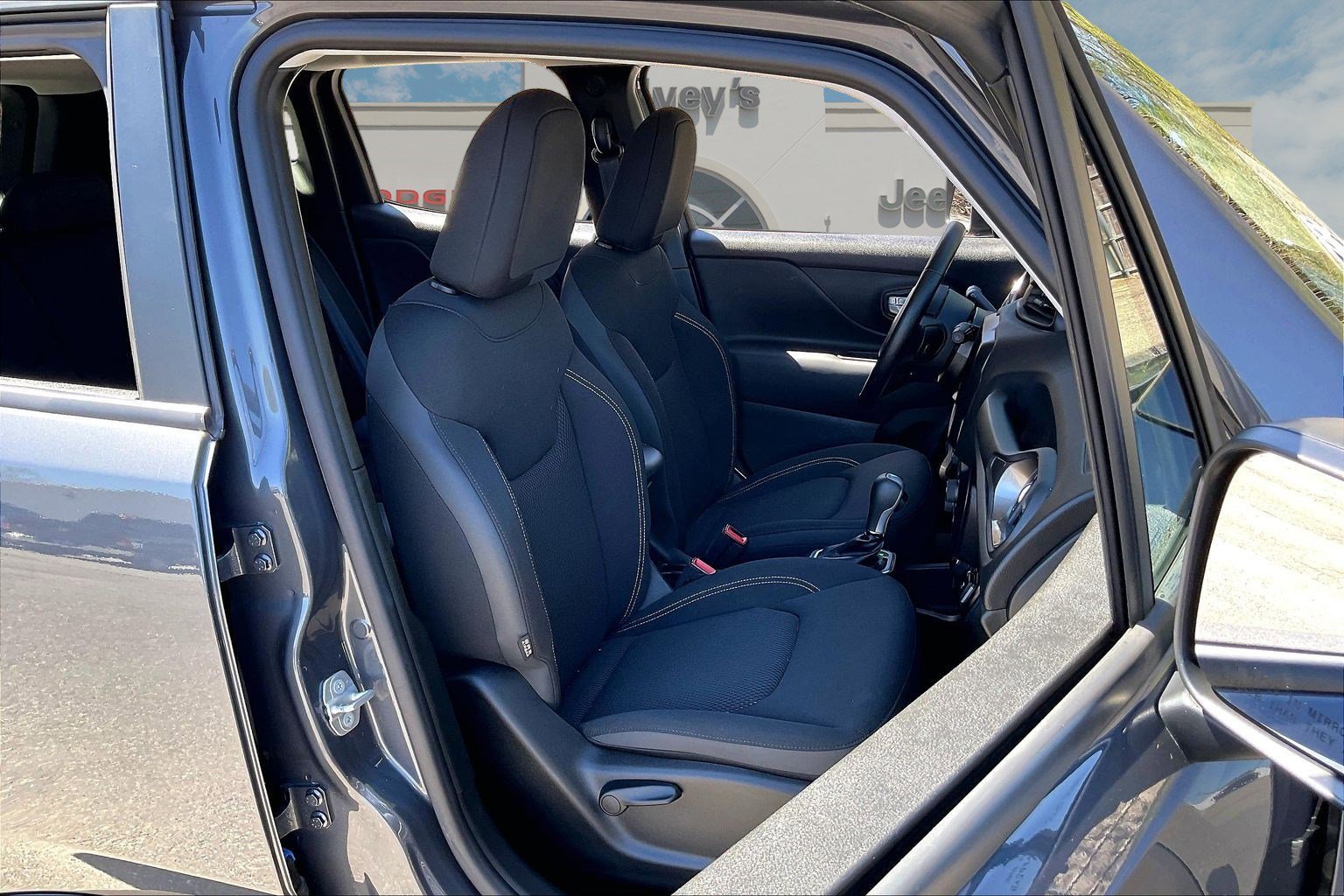 Used 2023 Jeep Renegade Latitude w/ Premium Group AWD/4WD image 7