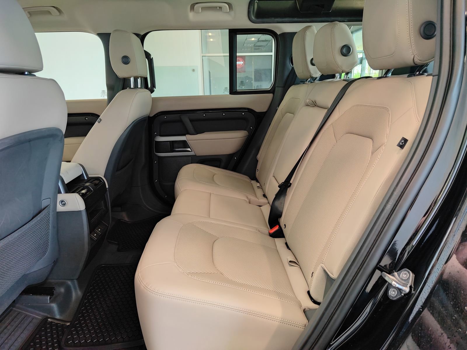 Used 2024 Land Rover Defender 110 S image 7