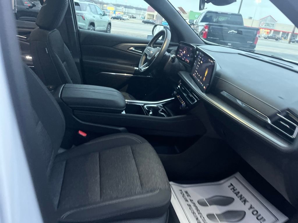 Used 2025 Chevrolet Traverse LT image 29