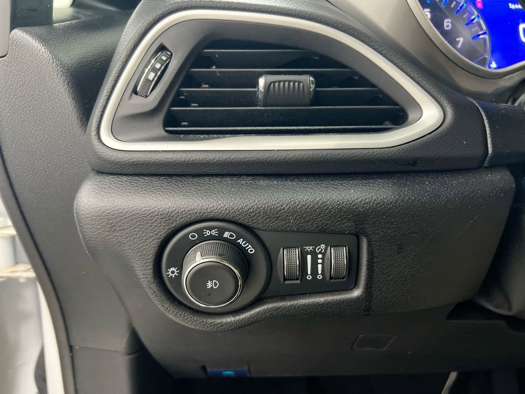 Used 2025 Chrysler Pacifica Select image 18