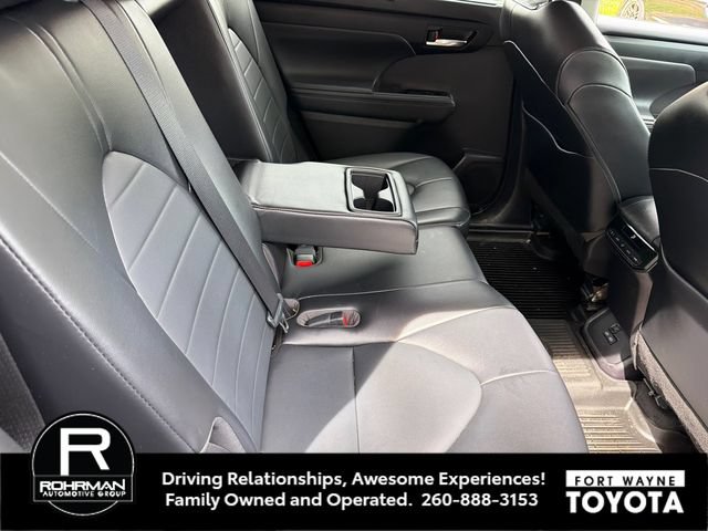 Used 2022 Toyota Highlander XLE AWD/4WD image 8