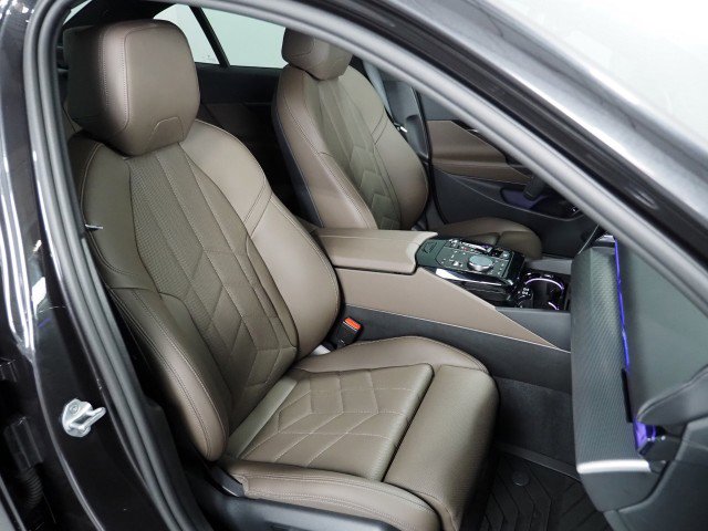 Used 2025 BMW i5 eDrive40i w/ M Sport Package image 2