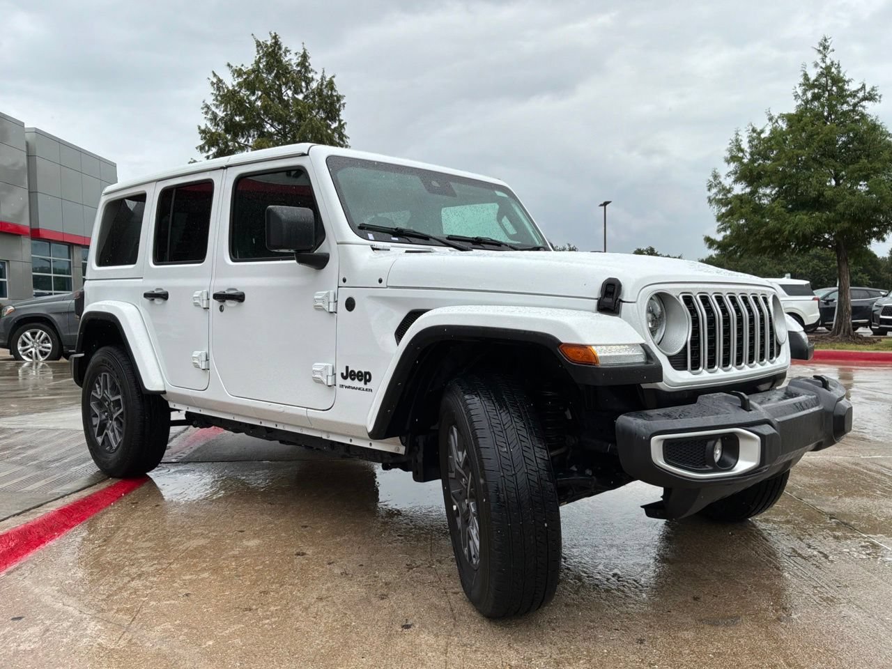 Used 2025 Jeep Wrangler Unlimited Sahara AWD/4WD image 4
