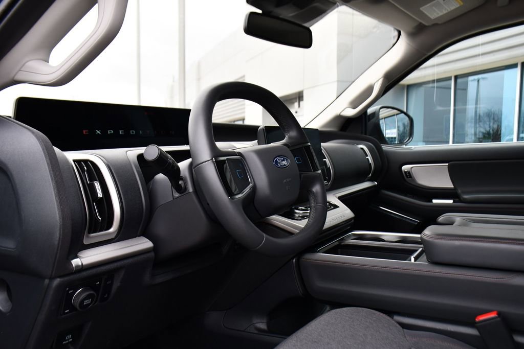 Used 2025 Ford Expedition Active image 11
