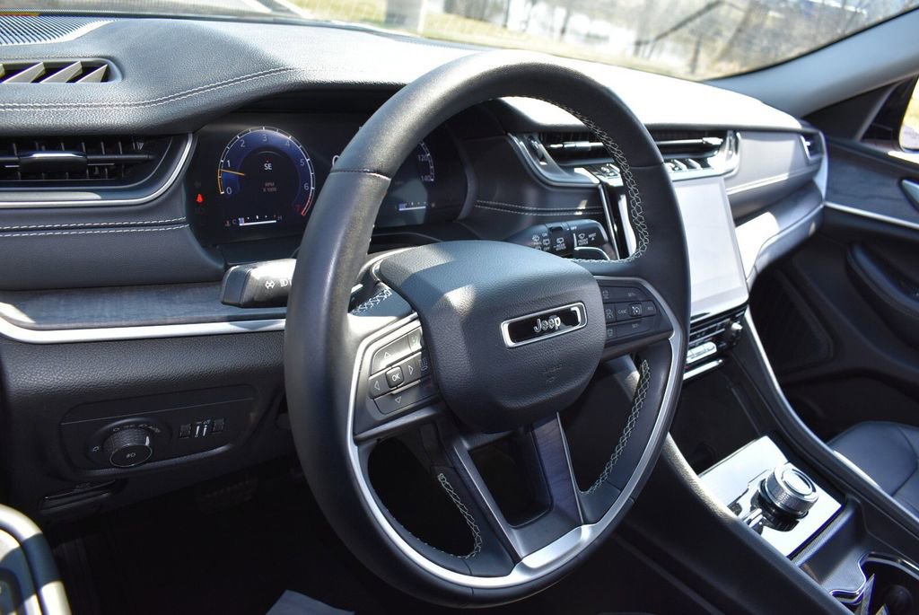 Used 2024 Jeep Grand Cherokee Limited image 12