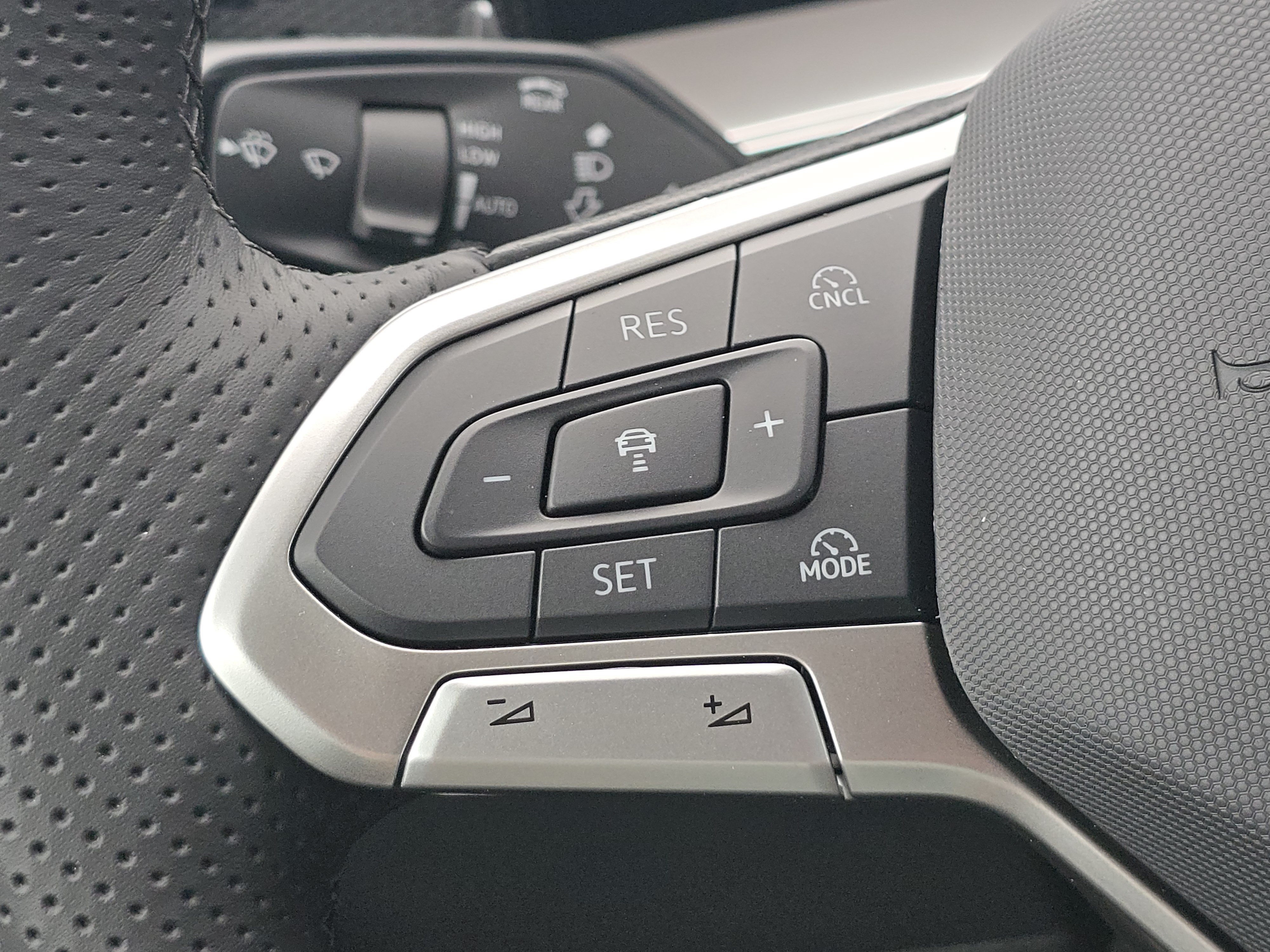 New 2026 Volkswagen Tiguan SE R-Line AWD/4WD image 25