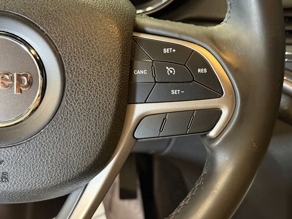 Used 2018 Jeep Grand Cherokee Laredo image 11