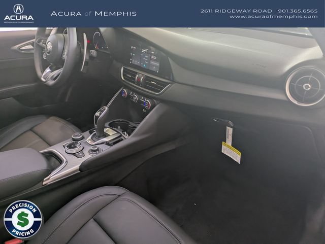 Used 2025 Alfa Romeo Giulia AWD w/ Driving Assist Package image 28