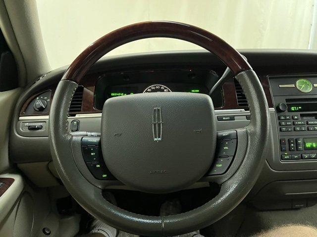 Used 2005 Lincoln Town Car Signature Limited image 38