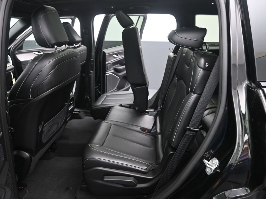 Used 2024 Jeep Grand Cherokee L Limited w/ Luxury Tech Group II AWD/4WD image 16