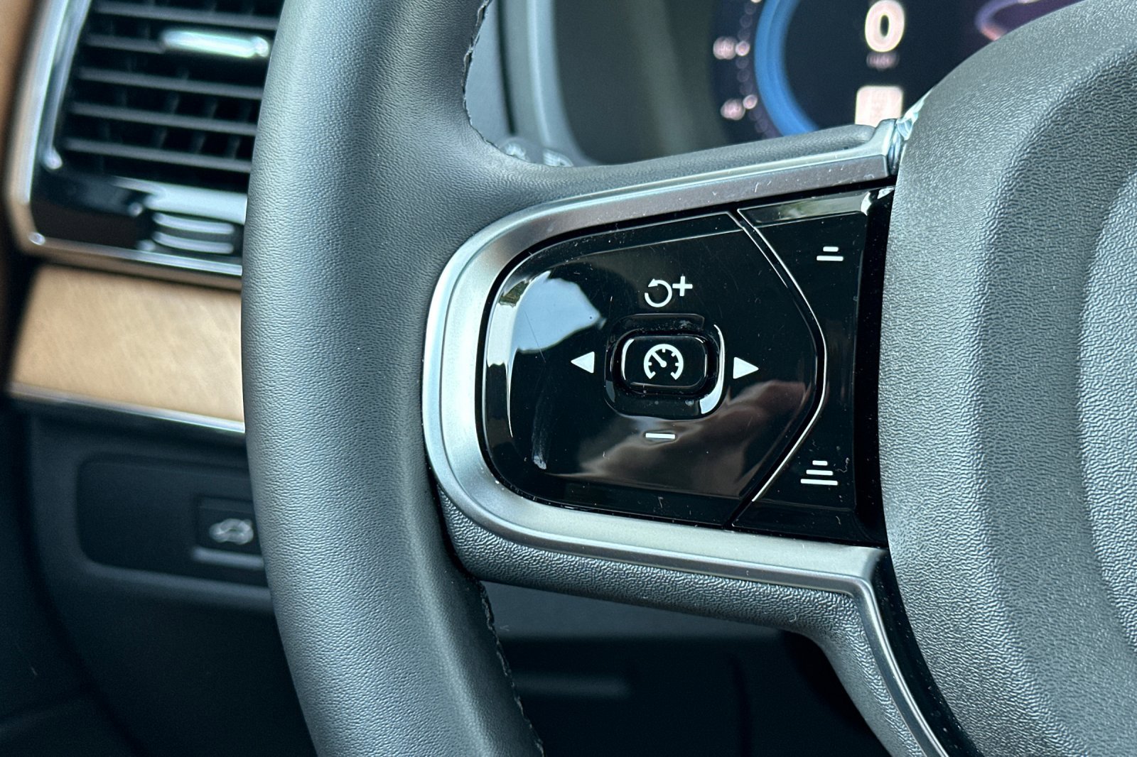 New 2025 Volvo XC90 B6 Plus w/ Protection Package Premier image 29