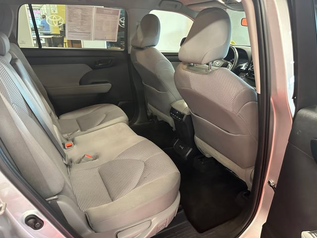 Used 2023 Toyota Highlander LE AWD/4WD image 14