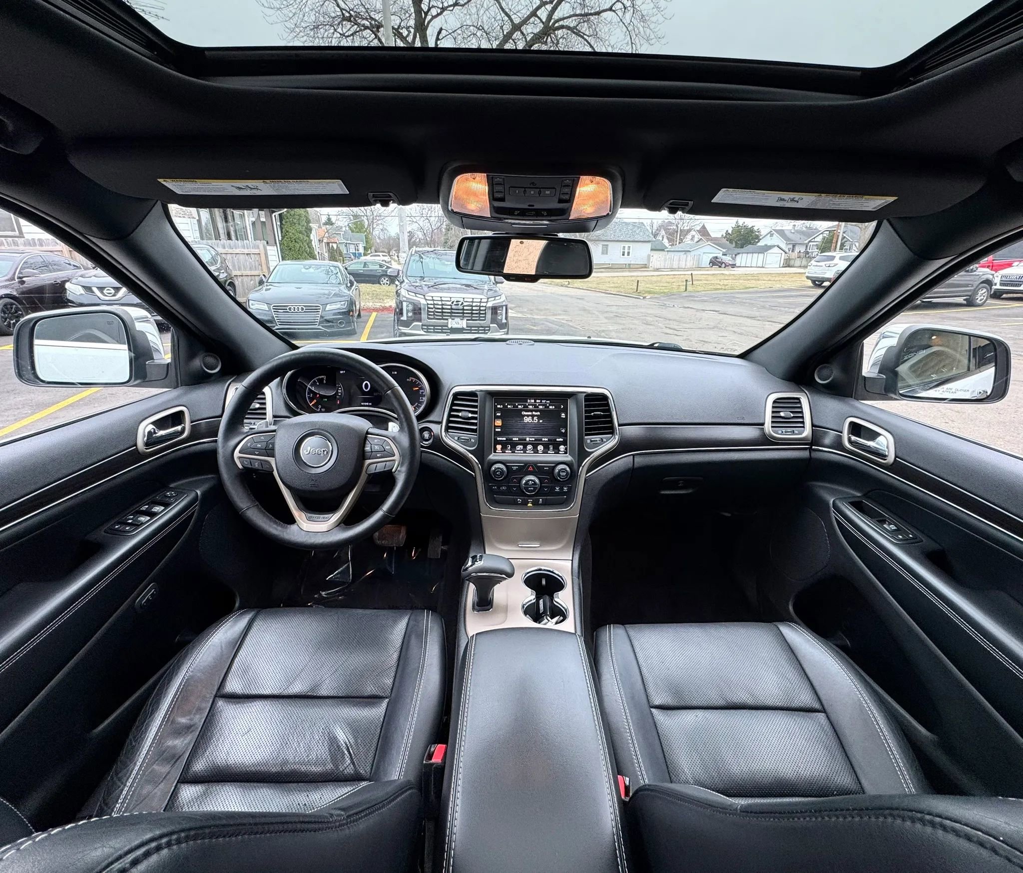 Used 2014 Jeep Grand Cherokee Limited w/ Luxury Group II image 2